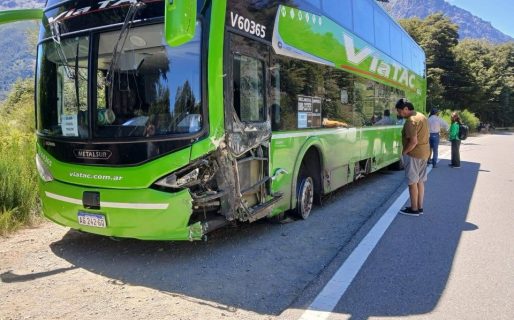 Choque frontal entre un colectivo de larga distancia y una camioneta en Ruta 40