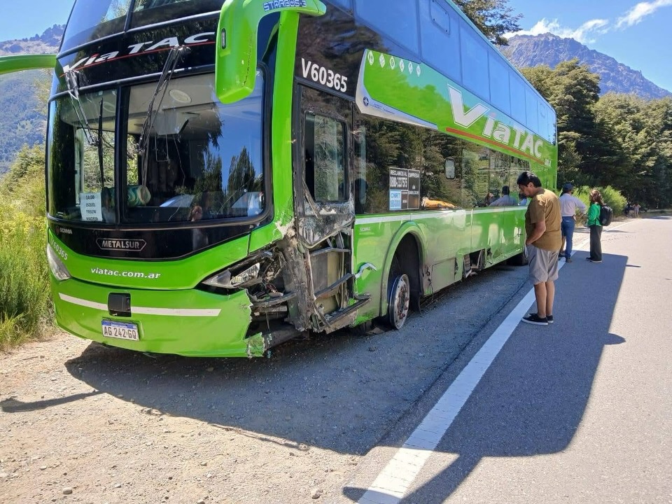 Choque frontal entre un colectivo de larga distancia y una camioneta en ...