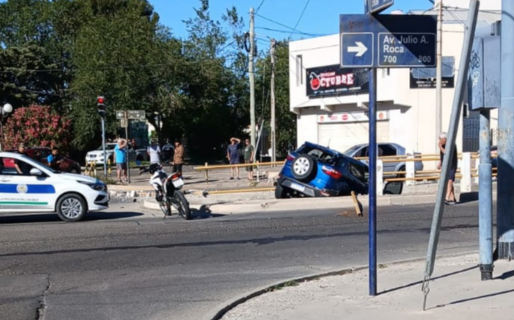 Un joven borracho le erró a la calle, cayó al canal de Av. Roca y se dio a la fuga