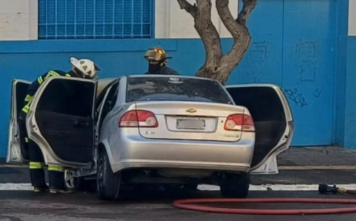 Fue a bailar y cuando salió su auto estaba en llamas: sospecha que fue intencional