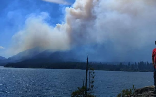 El incendio avanza hacia Epuyén: evacúan preventivamente la zona de camping La Playita hasta la Angostura