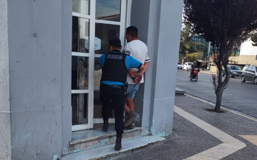 Tensión en la Costanera: un hombre de 38 años fue demorado por agredir a un menor y amenazar a testigos