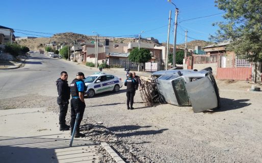 Vuelco de un vehículo en Abel Amaya: sin personas lesionadas