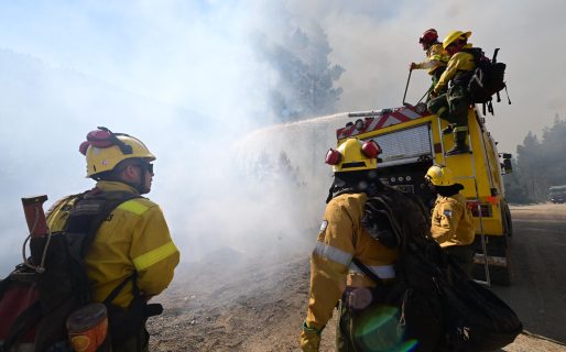 Provincia mantiene gran despliegue de combatientes y medios aéreos para controlar el incendio forestal en Puerto Patriada