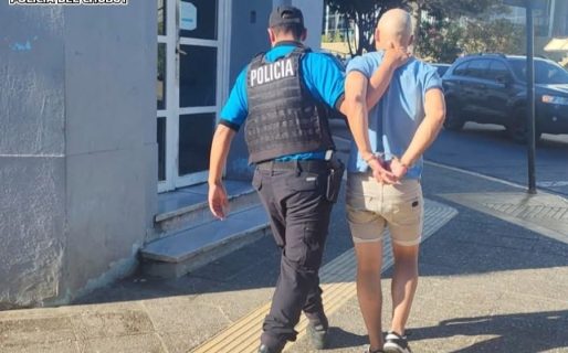 Peleó con otro hombre y le robó un bolso
