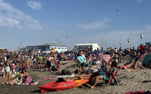 Con 35 grados, los comodorenses disfrutaron del calor en la Costanera