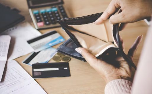 Ante el aumento de clientes con pagos atrasados, bancos recortan límites en las tarjetas y refinancian deudas