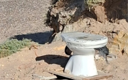 Insólito: instalaron un inodoro a cielo abierto en playa Kaiser