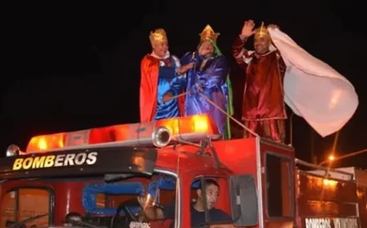 Llegan los Reyes Magos a Comodoro con una caravana solidaria para repartir golosinas en la ciudad