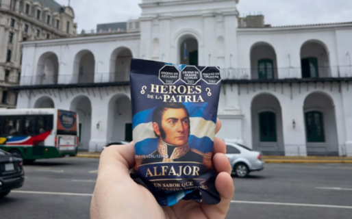 Vive en España y apostó por la Argentina con alfajores “patriotas”