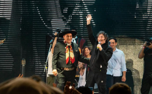 Milei cantó con el Chaqueño Palavecino en el Festival de Jesús María