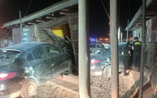 Un auto terminó incrustado en un negocio de Km. 14