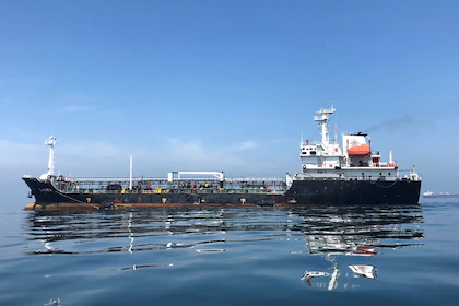 EE.UU. flexibiliza parcialmente las sanciones al petróleo venezolano y toma control de los ingresos por exportaciones