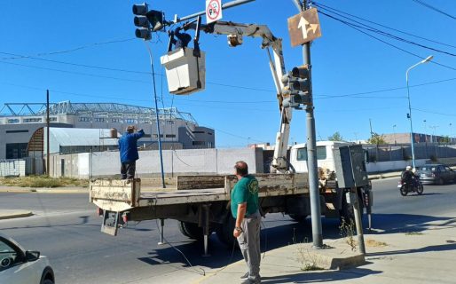 Avanzan con trabajos de semaforización y reparación en distintos puntos de la ciudad