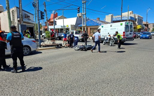<strong>Cruzó en rojo, chocó una moto y el conductor terminó en el hospital</strong>