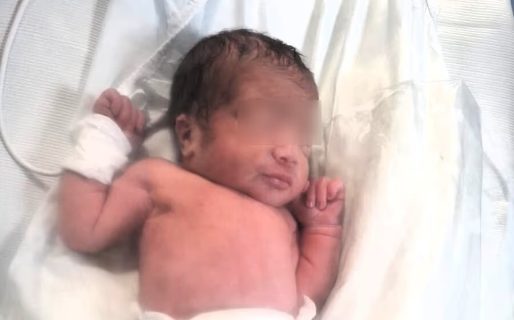 Hallaron a una recién nacida en un cesto de basura: la llamaron Verónica, en honor a la policía que la salvó