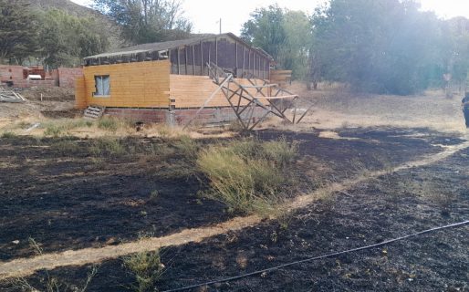Trabajaba con una amoladora, se le escapó una chispa e inició un incendio que casi arrasa con la casa del vecino