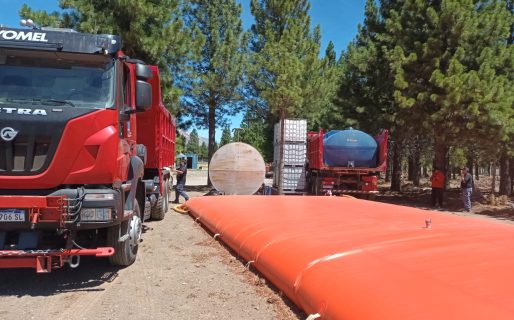 Suman camiones cisternas para abastecer aviones hidrantes que luchan contra los incendios forestales