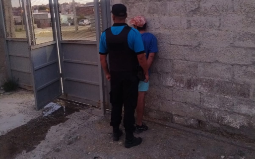 Lo encontraron adentro del patio de una casa ajena y no supo justificar por qué estaba ahí