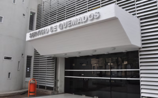 Un adolescente está con el 60% del cuerpo quemado luego de que su celular explotó mientras lo usaba