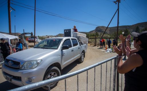 Emotivo gesto de solidaridad en Sismográfica: vecinos aplauden a quienes logran bajar con sus pertenencias
