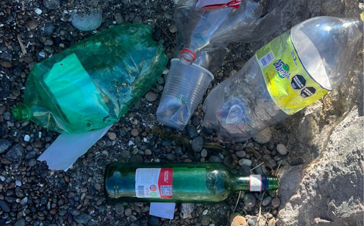Alertan por la presencia de vidrios en la playa de Caleta Córdova: «Son los jóvenes del barrio quienes hicieron este desastre»