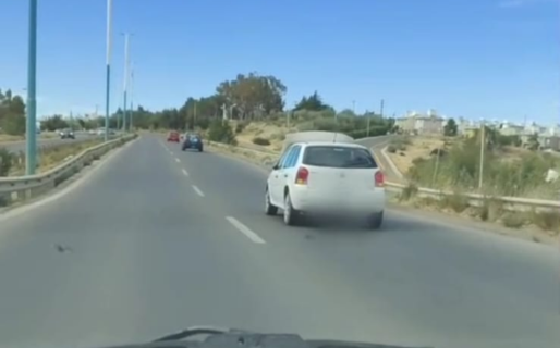 Un conductor de Comodoro tuvo un imprevisto mientras manejaba pero se lo tomó con calma