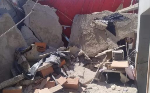 Fuerte estruendo y derrumbe: se desplomó el techo de una vivienda en Km 8