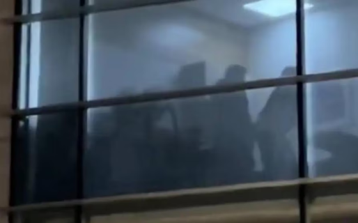 Lo grabaron teniendo sexo en su oficina, se hizo viral, lo despidieron y ahora demanda a su empleador por USD 230 mil