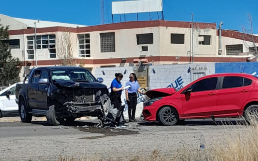 Fuerte choque frontal en Km8 deja como saldo al menos un herido