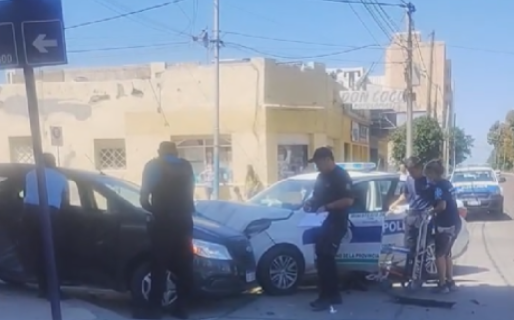 Un patrullero se dirigía a un incendio y chocó en el camino: dos personas heridas