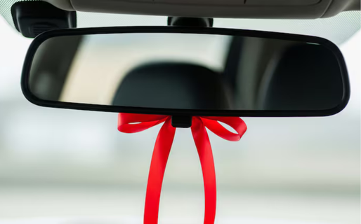 No es por decoración: para qué sirve colocar una cinta roja en el espejo retrovisor del auto
