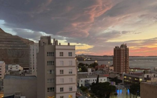 Lunes caluroso con cielo algo nublado