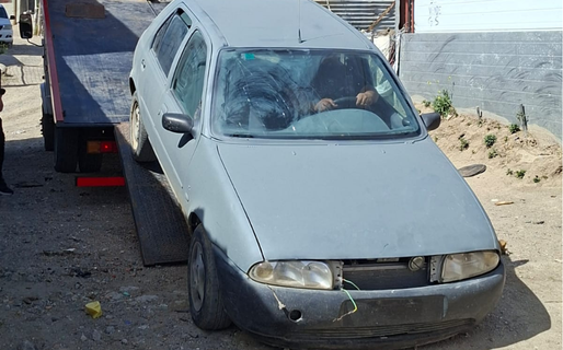 Robaron en una distribuidora y modificaron el auto para no ser descubiertos