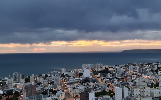 Martes caluroso con ráfagas intensas