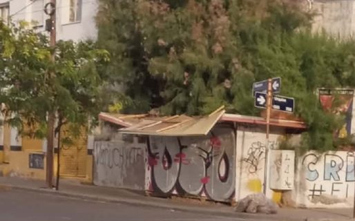 “Es un peligro”: alertan por un escaparate abandonado y en mal estado sobre calle Rawson