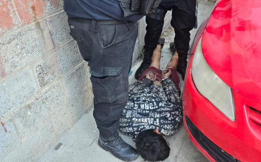 Entró a robar a una casa, se escapó por los techos y lo encontraron escondido abajo de un auto