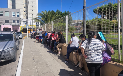 Jubilados y personas con discapacidad hacen fila  para renovar beneficios de transporte: «Hay que hacer el trámite sí o sí»