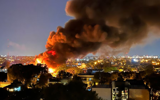 Explotó una fábrica en Buenos Aires y provocó un importante incendio: diez dotaciones de bomberos trabajan en el lugar