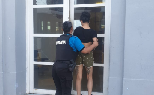 Una joven de 24 años invitó a pelear a la policía y terminó detenida