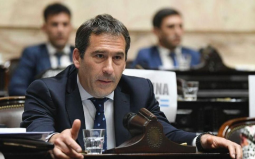 Luque presentó un proyecto de ley para crear un régimen jubilatorio especial para brigadistas que combaten incendios forestales