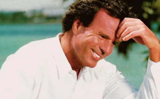 Julio Iglesias difundió chats para rechazar las denuncias de sus exempleadas y recibió el respaldo público de su esposa