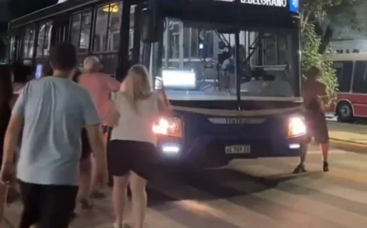 Emotivo gesto de Año Nuevo: la familia de un colectivero lo esperó en una garita para saludarlo