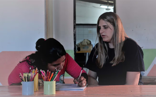 Tiene 29 años, es docente y creó una organización para romper el ciclo de la pobreza a través de la educación