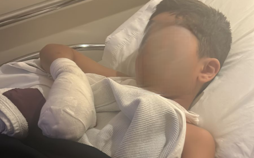 A un niño de 7 años se le cayó encima un arco del playón de la plaza Kompuchewe