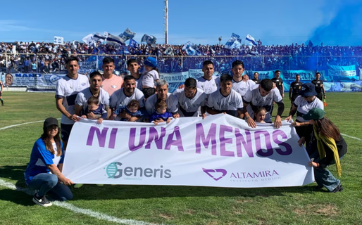 Con una bandera de «Ni Una Menos», Newbery rindió homenaje a Valeria Schwab