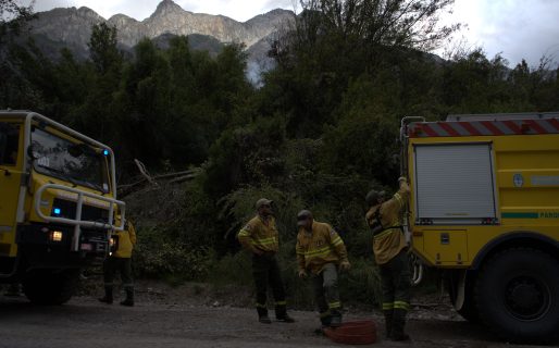 <strong>Continúa el amplio despliegue de Provincia y Nación para controlar el incendio en el Parque Los Alerces</strong>