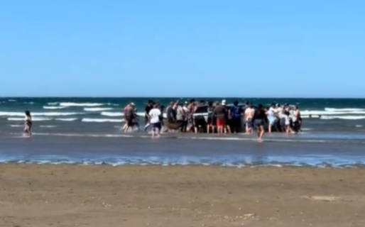 Dos camionetas casi quedan atrapadas por la marea en Playa Bonita