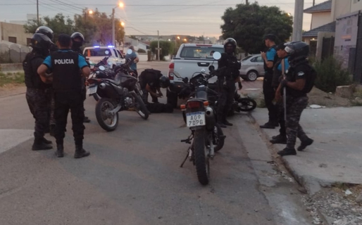 Intentó huir de la policía y terminó impactando contra un auto estacionado