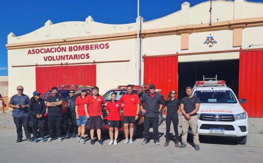 Bomberos de Sarmiento viajan a la cordillera para combatir los incendios forestales